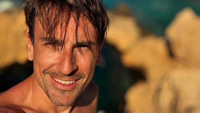 Eye Candy | O Γιώργος Κρικοριάν φοράει το μαγιό του &amp; &quot;τσεκάρει&quot; τα tan lines του