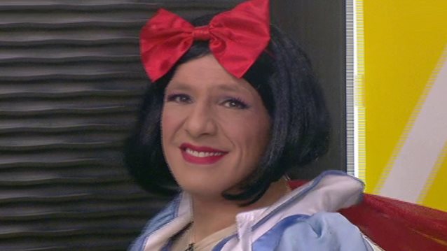 Νίκος Μουτσινάς: Ντύθηκε και Χιονάτη στο «Καλό Μεσημεράκι»!