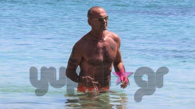 Πέτρος Κωστόπουλος: Χαλαρές στιγμές στη Μύκονο! Δείτε τον μόνο με το μαγιό του