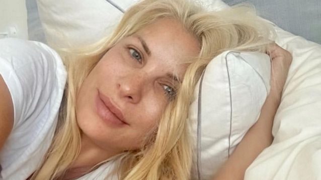 Η Ελένη Μενεγάκη ξανά δίχως ίχνος μακιγιάζ στο κρεβάτι της