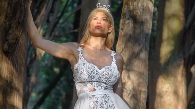 Viral Of The Day: Η Ευρυδίκη Παπαδοπούλου παντρεύτηκε τον σκύλο της!