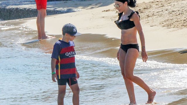 Κέλλυ Κελεκίδου: Με τον γιο της στην Πάρο: Φωτογραφίες