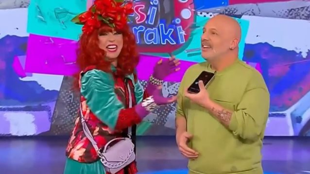 Το on air τηλεφώνημα στη Ζέτα Μακρυπούλια και η αντίδραση του Νίκου Μουτσινά: "Κάνεις θραύση απέναντι"