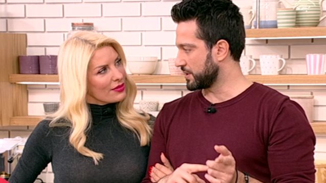 Ελένη Μενεγάκη
: Επικές ατάκες με τον Νικόλα Σακελλαρίου on air