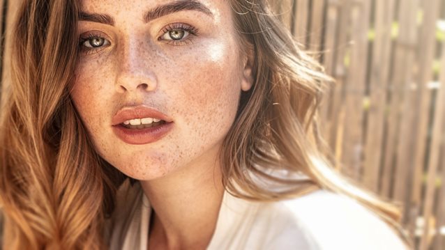 Καφέ κηλίδες μετά το καλοκαίρι; 3 αλλαγές που πρέπει οπωσδήποτε να κάνεις τώρα στη ρουτίνα σου