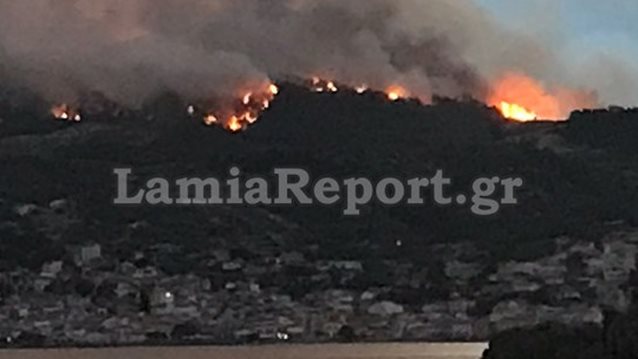 Πύρινος εφιάλτης στην Εύβοια: Στις φλόγες σπίτια, εκκενώθηκαν χωριά, καθηλωμένα τα εναέρια μέσα [εικόνες-βίντεο]