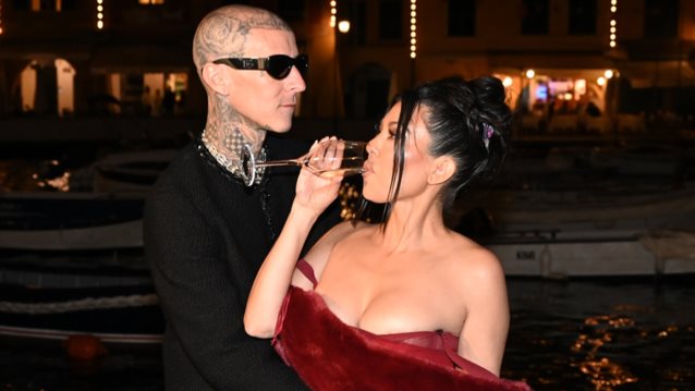 Τι φόρεσαν οι Kardashians στον γάμο της Kourtney Kardashian και του Travis Barker