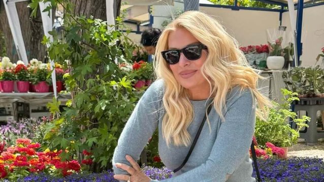 Η Ελένη Μενεγάκη σε μαγιάτικο ραντεβού