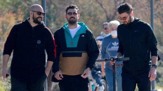 Ο Νίκος Πολυδερόπουλος σε paparazzi στιγμιότυπα δίπλα στη θάλασσα