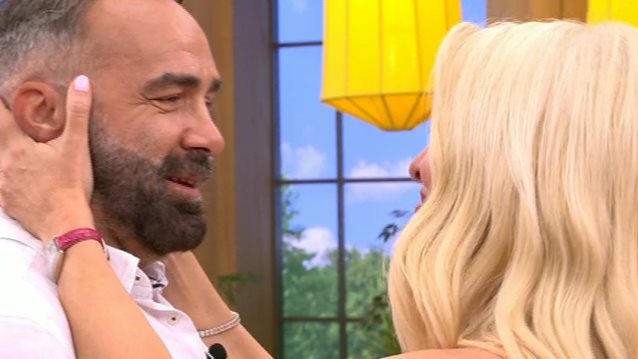 Ελένη Μενεγάκη

: Η συγκινητική συνάντηση με τον Γρηγόρη Γκουντάρα