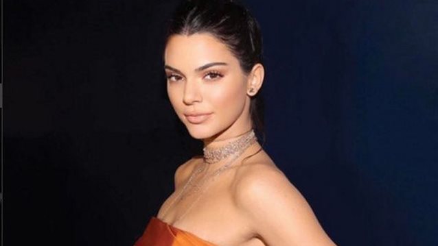Kendall Jenner: Φοράει ποδηλατικό κολάν με… ψηλοτάκουνα (what?)