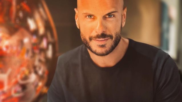 Ο Άρης Λουμάκης συγκλονίζει με το νέο του μήνυμα: &quot;Γιαγιά η φωτιά καίει τα παιδικά μας χρόνια&quot;