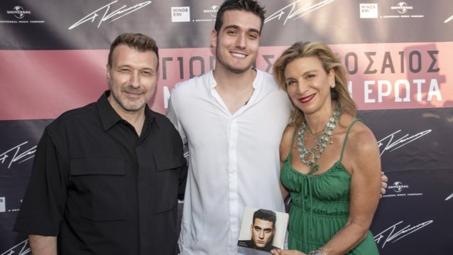 O Γιώργος Κακοσαίος στην παρουσίαση του άλμπουμ του με την οικογένειά του στο πλευρό του