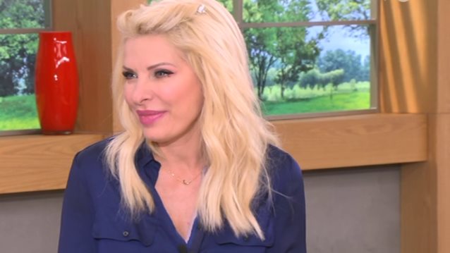 Ελένη Μενεγάκη: «Μου λείπει πάρα πολύ η οικογένειά μου. Θέλω τη μαμά μου! Θέλω να τη δω»