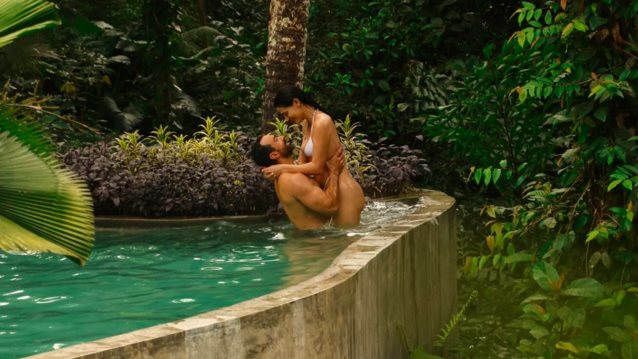 Η Χριστίνα Μπόμπα απαθανατίζει τον Σάκη Τανιμανίδη: &quot;Έτσι εξηγείται το ποιος έχει six pack στην οικογένεια&quot;