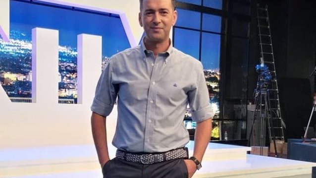 Άγγελος Μπράτης 
: Ο ταλαντούχος σχεδιαστής και κριτής του GNTM χορεύει pole dancing και γίνεται viral
