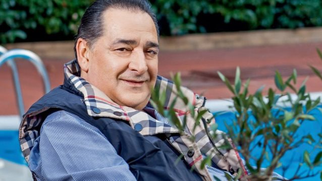 Βασίλης Καρράς: Το ξεκίνημα στα «σκυλάδικα» και η βραδιά που τραγούδησε ενώ τον σημάδευαν με ένα πολυβόλο