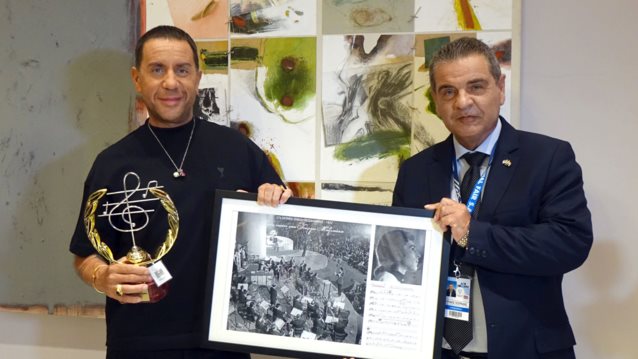 Ο Γιώργος Μαζωνάκης τιμήθηκε από τη ΔΕΘ για την πρωτοβουλία του για το μπουζούκι