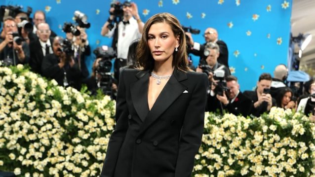 Η έξοδος της Hailey Bieber χωρίς τον Justin μετά την υπογραφή συμφωνίας δισεκατομμυρίων δολαρίων