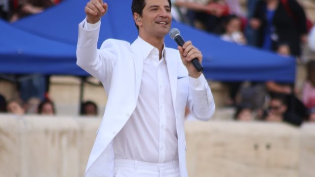 Σάκης Ρουβάς: Η εντυπωσιακή εμφάνιση στην τελετή παράδοσης της Ολυμπιακής Φλόγας: 30 χιλιάδες θεατές βρέθηκαν στο Καλλιμάρμαρο!