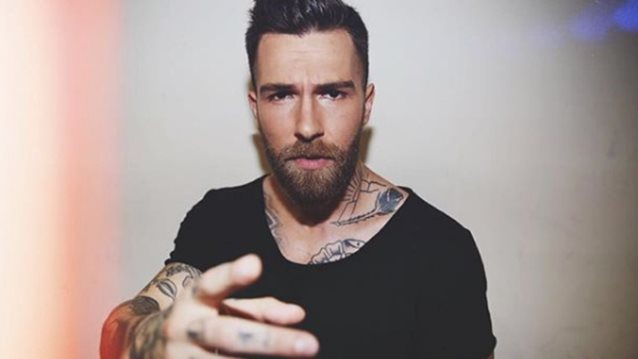 Χρήστος Ζωτιάδης: Δείτε την κούκλα σύντροφό του!