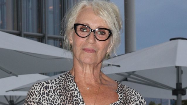 Η Θέμις Μπαζάκα με το παντελόνι που κολακεύει κάθε σιλουέτα