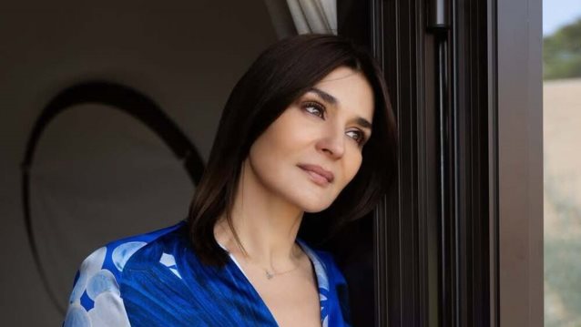 Μαρία Ναυπλιώτου | Στην παραλία με το μπικίνι της και ένα ποτήρι κρασί