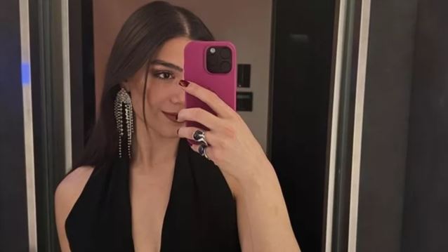 Μελίνα Νικολαΐδη | Με ριγέ bodycon φόρεμα που αναδεικνύει τις αναλογίες της