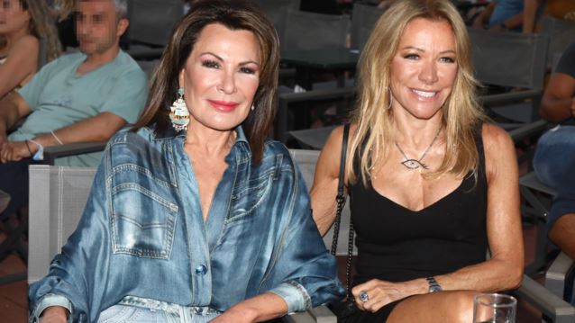 Γιάννα Αγγελοπούλου- Δασκαλάκη &amp; Μαριάννα Λάτση στον Τάκη Ζαχαράτο | Οι φωτογραφίες από την εμφάνισή τους στο &quot;Άλσος&quot;