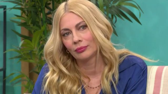 Η Σμαράγδα Καρύδη ποζάρει στα 51 με μπικίνι και είναι υπέροχη