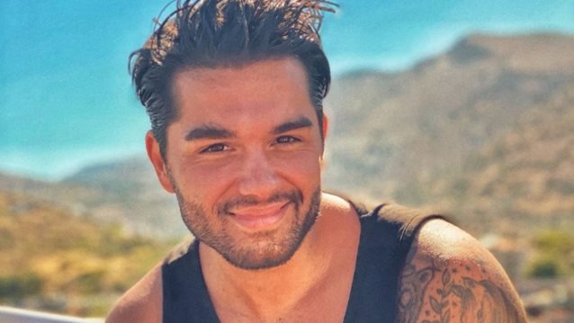 Χρήστος Μάστορας: So hot! Ποζάρει μόνο με την πετσέτα του