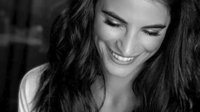 Χριστίνα Μπόμπα: Μαγνήτισε τα βλέμματα σε έξοδο με την αδερφή της