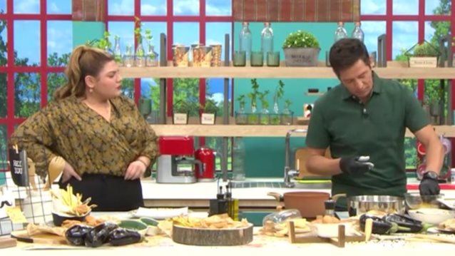 Η Συνταγή της Ημέρας: Ο Απόστολος Ρουβάς ετοίμασε κοτομπουκιές με τσιπς μελιτζάνας