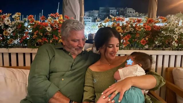O Γιώργος Πατούλης και η Νάνσυ Κοιλού με τον 6 μηνών γιο τους στη Νάξο