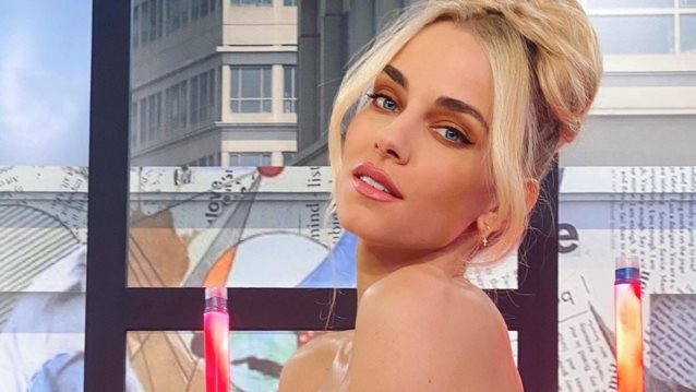 Η Δούκισσα Νομικού φόρεσε το πιο θηλυκό ολόσωμο μαγιό του καλοκαιριού