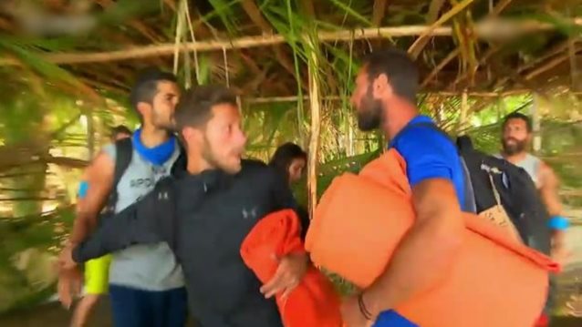 Survivor: Άγριος καυγάς: «Δαλάκα, το στρινγκάκι σου μπορείς να μου δανείσεις να του το βάλω;»