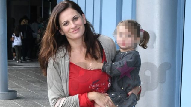 Θεοφανία Παπαθωμά: Super μαμά! Δείτε τη σπάνια εμφάνιση με τις κόρες της