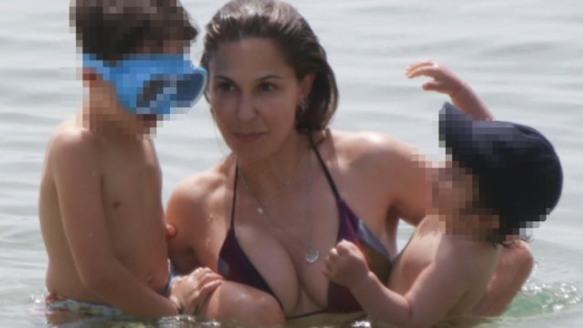 Κατερίνα Παπουτσάκη: Το πρώτο μπάνιο του καλοκαιριού με τους άντρες της ζωής της!