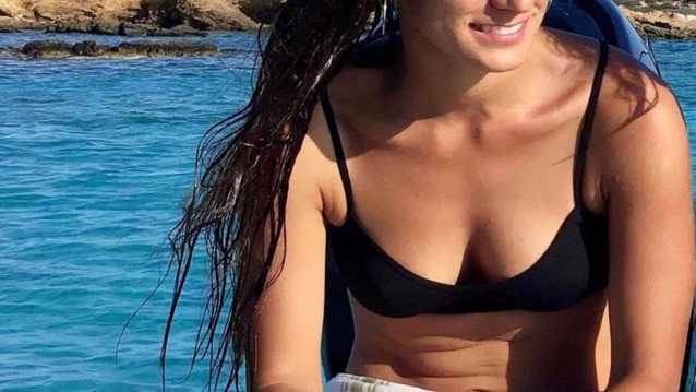 Γεωργιαννα Νταλαρα : Σπανια φωτογραφια της 31χρονης κορης του Γιωργου και της Αννας Νταλαρα! Δειτε τη να ποζαρει με μαυρο μαγιο
