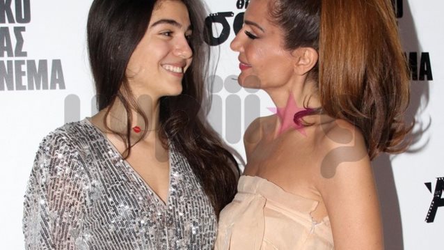 Μελίνα Νικολαΐδη: Δανείστηκε το φόρεμα της Δέσποινας Βανδή για να πάει στο θέατρο
