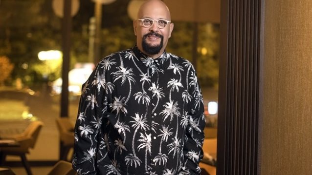 Πάνος Δέρβος: Ανεβάζει την διάθεση στο Plaza Cafe του ξενοδοχείου NJV Athens Plaza