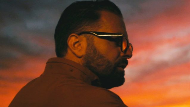 Ηλίας Βρεττός: Μας ταξιδεύει στη Νέα Υόρκη με το νέο του video clip "Σε Κάποιο Μήνυμα"