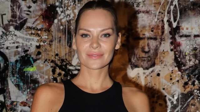 Η Υβόννη Μπόσνιακ δημιούργησε το ιδανικό look για το date night με τον σύντροφό σου