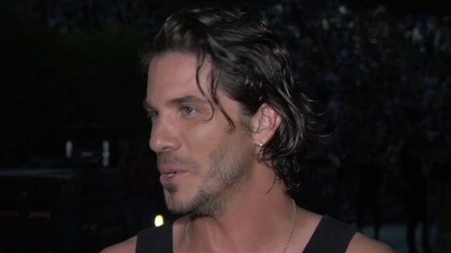 Νίκος Οικονομόπουλος | Ξεκαθαρίζει για την παρατήρηση που έκανε σε θαμώνα που του πέταγε λουλούδια