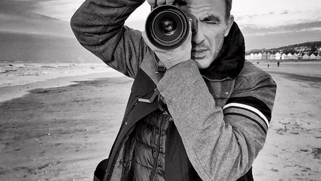 Νίκος Αλιάγας | Φωτογραφίζει την Carla Bruni στο μαρμάρινο πάτωμα ενός ξενοδοχείου