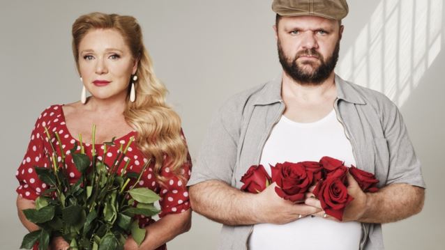 Παράταση παραστάσεων για την Μαρία Καβογιάννη και τον Μάκη Παπαδημητρίου στο "Τριαντάφυλλο στο στήθος"