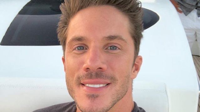 Νίκος Οικονομόπουλος: Ποζάρει στη θάλασσα μόνο με το μαγιό του!