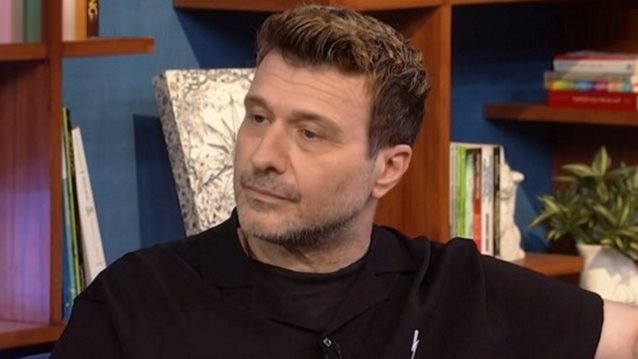 Γιάννης Πλούταρχος: &quot;Άκουσα το πρώτο μου τραγούδι στο ραδιόφωνο ενώ κούρευα&quot;