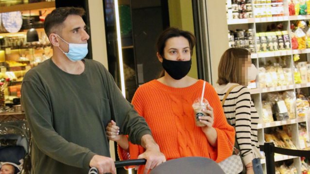 Ο Δημήτρης Κοκονίδης &amp; η Θάλεια Γιαννακοπούλου σε σπάνια οικογενειακή εμφάνιση με την 9 μηνών κόρη τους