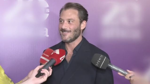 Ο Αντίνοος Αλμπάνης απαντά σε ερώτηση για το Maestro: "Ακούτε καλά;"